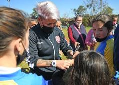 Foto de la galería: Bienvenida y distinción a representantes misioneras del fútbol femenino nacional
