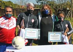 Foto de la galería: Bienvenida y distinción a representantes misioneras del fútbol femenino nacional