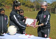 Foto de la galería: Bienvenida y distinción a representantes misioneras del fútbol femenino nacional