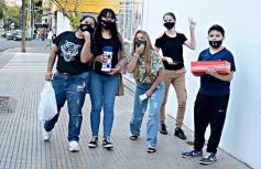 Foto de la galería: Sábado a pleno sol y disfrute en el microcentro posadeño