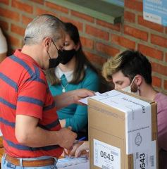 Foto de la galería: Compromiso y acompañamiento ciudadado en la jornada electoral en Posadas