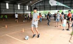 Foto de la galería: Clemente Rodríguez y Rolfi Montenegro presentes en la Clínica de Fútbol de la EBY en Posadas