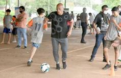 Foto de la galería: Clemente Rodríguez y Rolfi Montenegro presentes en la Clínica de Fútbol de la EBY en Posadas
