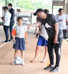 Foto de la galería: Clemente Rodríguez y Rolfi Montenegro presentes en la Clínica de Fútbol de la EBY en Posadas