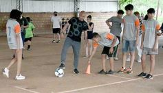 Foto de la galería: Clemente Rodríguez y Rolfi Montenegro presentes en la Clínica de Fútbol de la EBY en Posadas
