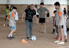 Foto de la galería: Clemente Rodríguez y Rolfi Montenegro presentes en la Clínica de Fútbol de la EBY en Posadas