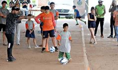Foto de la galería: Clemente Rodríguez y Rolfi Montenegro presentes en la Clínica de Fútbol de la EBY en Posadas