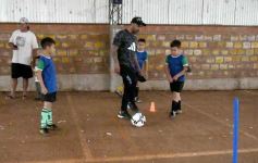 Foto de la galería: Clemente Rodríguez y Rolfi Montenegro presentes en la Clínica de Fútbol de la EBY en Posadas