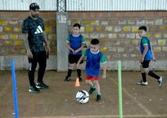 Foto de la galería: Clemente Rodríguez y Rolfi Montenegro presentes en la Clínica de Fútbol de la EBY en Posadas