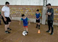 Foto de la galería: Clemente Rodríguez y Rolfi Montenegro presentes en la Clínica de Fútbol de la EBY en Posadas
