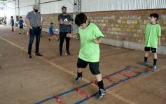 Foto de la galería: Clemente Rodríguez y Rolfi Montenegro presentes en la Clínica de Fútbol de la EBY en Posadas