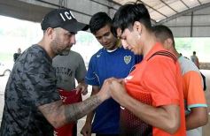 Foto de la galería: Clemente Rodríguez y Rolfi Montenegro presentes en la Clínica de Fútbol de la EBY en Posadas