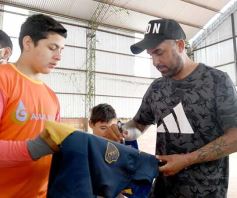 Foto de la galería: Clemente Rodríguez y Rolfi Montenegro presentes en la Clínica de Fútbol de la EBY en Posadas