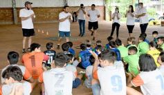 Foto de la galería: Clemente Rodríguez y Rolfi Montenegro presentes en la Clínica de Fútbol de la EBY en Posadas