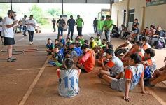 Foto de la galería: Clemente Rodríguez y Rolfi Montenegro presentes en la Clínica de Fútbol de la EBY en Posadas