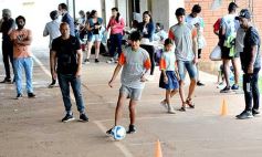 Foto de la galería: Clemente Rodríguez y Rolfi Montenegro presentes en la Clínica de Fútbol de la EBY en Posadas