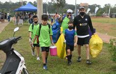 Foto de la galería: Clemente Rodríguez y Rolfi Montenegro presentes en la Clínica de Fútbol de la EBY en Posadas