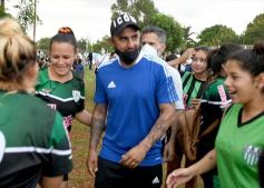 Foto de la galería: Yacyretá entregó equipamiento deportivo al Club El Brete de Posadas