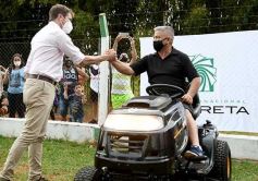 Foto de la galería: Yacyretá entregó equipamiento deportivo al Club El Brete de Posadas