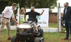 Foto de la galería: Yacyretá entregó equipamiento deportivo al Club El Brete de Posadas