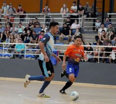 Foto de la galería: Posadas logró el pase a semis frente a Montecarlo en el Torneo Regional de Futsal