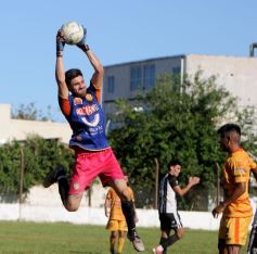 Foto de la galería: El Decano sumó su primer triunfo en el Torneo de Fútbol Posadeño