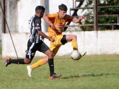 Foto de la galería: El Decano sumó su primer triunfo en el Torneo de Fútbol Posadeño