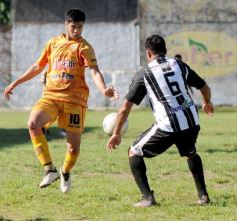 Foto de la galería: El Decano sumó su primer triunfo en el Torneo de Fútbol Posadeño