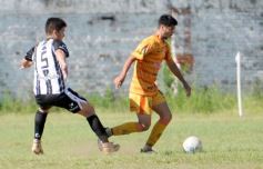 Foto de la galería: El Decano sumó su primer triunfo en el Torneo de Fútbol Posadeño