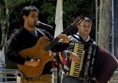 Foto de la galería: Productores, familias y amigos disfrutaron del Remate Nocturno en Dos de Mayo