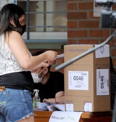 Foto de la galería: Acompañamiento y compromiso ciudadano en los comicios legislativos en Posadas