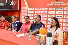 Foto de la galería: Guaraní presentó su plantel y la nueva camiseta para el Torneo Regional