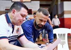 Foto de la galería: Guaraní presentó su plantel y la nueva camiseta para el Torneo Regional