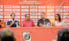 Foto de la galería: Guaraní presentó su plantel y la nueva camiseta para el Torneo Regional