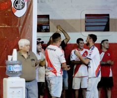 Foto de la galería: Guaraní presentó su plantel y la nueva camiseta para el Torneo Regional