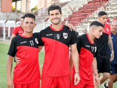 Foto de la galería: Guaraní presentó su plantel y la nueva camiseta para el Torneo Regional