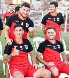Foto de la galería: Guaraní presentó su plantel y la nueva camiseta para el Torneo Regional