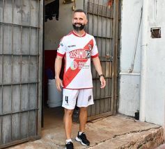 Foto de la galería: Guaraní presentó su plantel y la nueva camiseta para el Torneo Regional