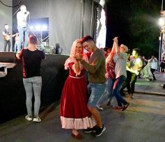 Foto de la galería: Celebración, tradición y reencuentro en la primera noche del Festival del Litoral en Posadas