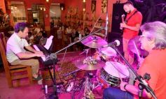 Sixto Fotografías. Sociedad. Varios - Noche de Peña: Misionero y Guaraní