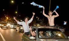 Sixto Fotografías. Sociedad. Varios - Caravana y celebración albiceleste en la costanera posadeña