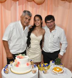Foto de la galería: Celebración, familia y amigos en los 15 años de Fabiola Luján