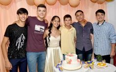 Foto de la galería: Celebración, familia y amigos en los 15 años de Fabiola Luján