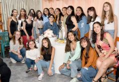 Foto de la galería: Celebración, familia y amigos en los 15 años de Fabiola Luján