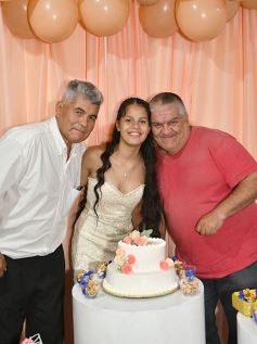 Foto de la galería: Celebración, familia y amigos en los 15 años de Fabiola Luján