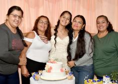 Foto de la galería: Celebración, familia y amigos en los 15 años de Fabiola Luján