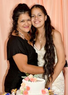 Foto de la galería: Celebración, familia y amigos en los 15 años de Fabiola Luján