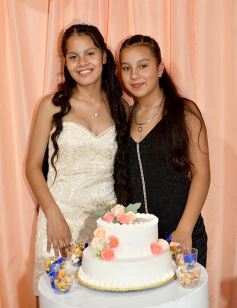 Foto de la galería: Celebración, familia y amigos en los 15 años de Fabiola Luján