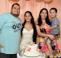 Foto de la galería: Celebración, familia y amigos en los 15 años de Fabiola Luján