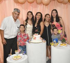 Foto de la galería: Celebración, familia y amigos en los 15 años de Fabiola Luján